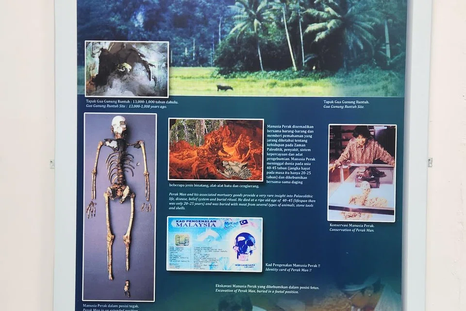 Poster di Muzium Arkeologi Lenggong yang mengisahkan tentang ‘Perak Man’, berusia 11,000 tahun, dan penemuannya pada 1991 di Gua Gunung Runtuh, di Bukit Kepala Gajah, Lenggong. Ia rangka tulang manusia zaman Paleolitik paling hampir sempurna yang ditemui di Asia Tenggara. 