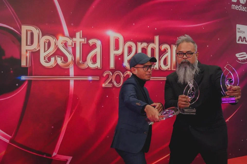 PEMENANG TERBESAR PESTA PERDANA: 'Raksasa', telefilem khas arahan M. Raihan Halim (kiri) bawa pulang empat anugerah manakala 'Kultus' arahan Muhammad Mahfuz Mazlan pula raih tiga anugerah pada Pesta Perdana ke-16 yang berlangsung pada Jumaat (5 Mac). - Foto BH oleh NUR DIYANA TAHA