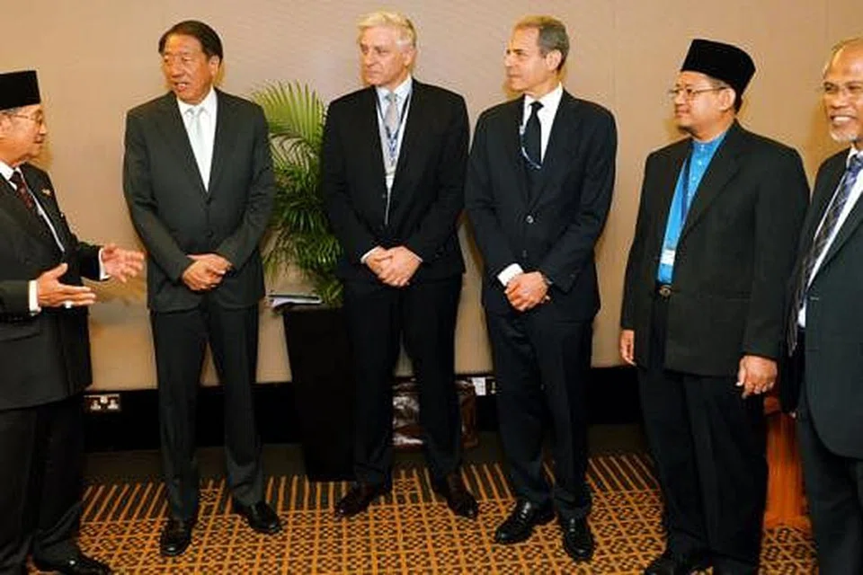 KUPAS ISU: (Dari kiri) Pehin Dato Badaruddin Othman (Menteri Ehwal Dalam Negeri Brunei), Encik Teo Chee Hean, Encik Chris Moraitis (Setiausaha Jabatan Peguam Negara Australia), Encik Richard Stengel (Setiausaha Rendah Negara, Amerika Syarikat), Mufti Dr Mohamed Fatris dan Encik Masagos Zulkifli Masagos Mohamad (Menteri Kedua Ehwal Luar merangkap Ehwal Dalam Negeri) mengadakan perbincangan di simposium Sidang Puncak Asia. - Foto KHALID BABA