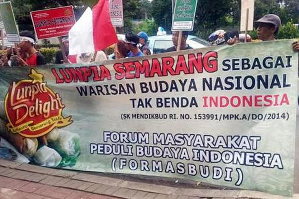 DEMONSTRASI: Ramai yang datang untuk menyuarakan agar kerajaan Malaysia tidak menyenaraikan popia sebagai masakan warisan Malaysia. - Foto LAMAN TWITTER DATUK SERI ZAHRAIN MOHAMED HASHIM