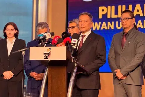 Pengerusi Suruhanjaya Pilihan Raya (SPR), Datuk Seri Ramlan Harun (dua dari kanan), pada sidang media mengumumkan tarikh penamaan calon dan pengundian untuk Pilihan Raya Negeri (PRN) Melaka ke-16, di Melaka, pada 7 Oktober.