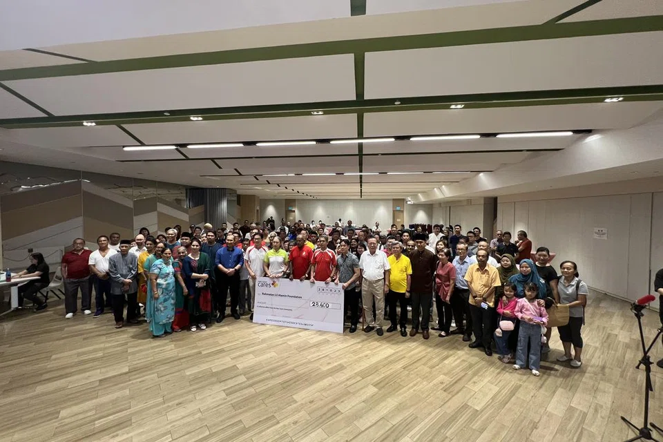 SEMANGAT PADU: Lebih 150 orang terdiri daripada wakil pertubuhan keagamaan, pihak akar umbi dan rakan masyarakat Nee Soon, hadir semasa majlis penyampaian cek kepada RLAF di Kelab Masyarakat Nee Soon Central pada Sabtu bagi membantu usaha kemanusiaan bagi mangsa di Gaza.