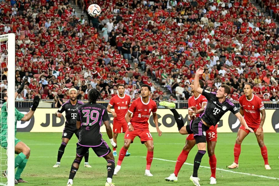 MENGHIBURKAN: Bayern Munich dan Liverpool berentap dalam perlawanan persahabatan yang menyaksikan hampir 50,000 penonton berpesta tujuh gol dan kelab juara Jerman mengecap kemenangan 4-3 di Stadium Negara pada Rabu (2 Ogos). 