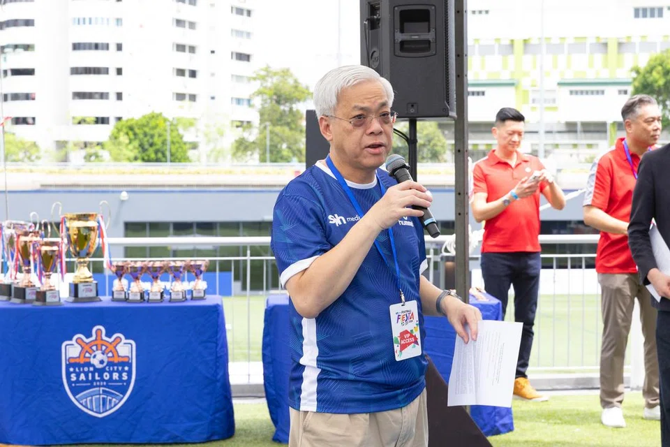 Ketua Pegawai Eksekutif (CEO) SPH Media, Encik Chan Yeng Kit, memberikan ucapan pembukaan di Fiesta Bola Sepak 2026 yang berlangsung di Pusat Latihan Lion City Sailors di Mattar Road pada 7 Jun.