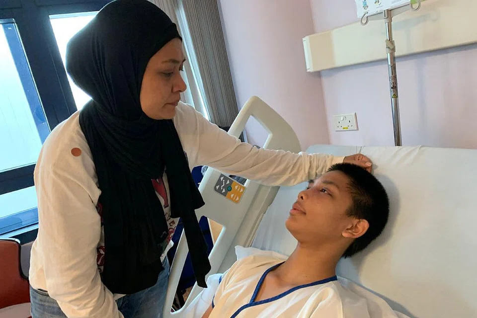 BERANSUR PULIH: Imann yang dimasukkan ke KKH, ditemani ibunya Cik Noridayu. Sebelum ini keadaan Imann kritikal namun kini beransur pulih. Dia kini dalam pantauan doktor dan mungkin dibenarkan pulang minggu depan. - Foto BH oleh NUR HUMAIRA SAJAT dan NORIDAYU ZAINUDDIN