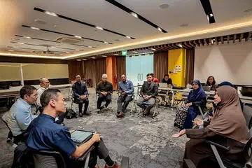 BINCANG ISU: (Dari kiri) Anggota Parlimen (AP) GRC Jalan Besar, Dr Wan Rizal Wan Zakariah, dan Menteri di Pejabat Perdana Menteri, Dr Mohamad Maliki Osman, dalam sesi dialog yang dikendalikan Penolong Editor BH, Encik Nizam Ismail, bersama asatizah - Ustaz Muhammad Imran, Ustaz Achmed Fahdy, Ustaz Mohammed Taufiq, Ustaz Muhammad Faris, Ustazah Azeemah, Ustazah Rooslina, dan Ustazah Shameem, semalam. - Foto BH oleh NUR DIYANA TAHA