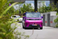Syarikat tempahan kenderaan dalam talian, Grab, akan mengendalikan perkhidmatan kenderaan ulang-alik pandu sendiri ini dengan kerjasama syarikat kenderaan autonomi (AV) yang berpangkalan di Guangzhou, WeRide.