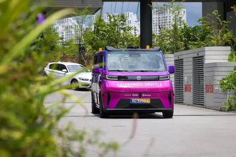 Syarikat tempahan kenderaan dalam talian, Grab, akan mengendalikan perkhidmatan kenderaan ulang-alik pandu sendiri ini dengan kerjasama syarikat kenderaan autonomi (AV) yang berpangkalan di Guangzhou, WeRide.