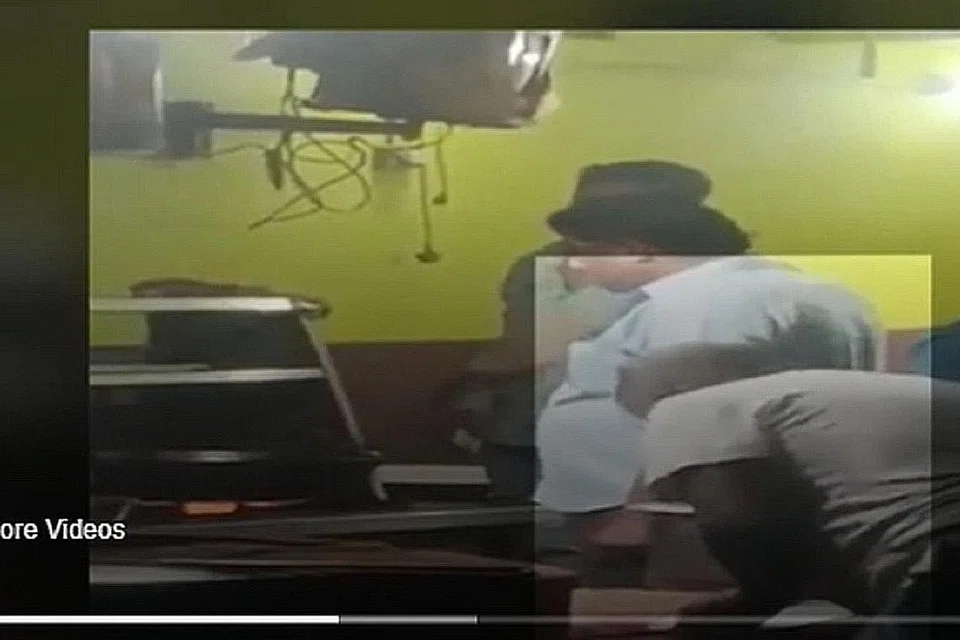 PERBUATAN KOTOR: Gambar menunjukkan seorang tukang masak meludah ke dalam makanan yang dikaitkan dengan agama. - Foto rakaman video INDIATODAY