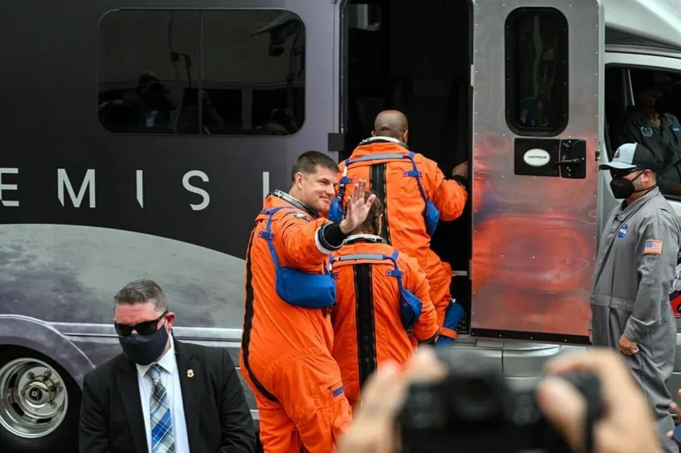 Angkasawan Agensi Angkasa Canada, Encik Jeremy Hansen, melambai tangan ketika kru Artemis II menaiki van menuju ke landasan pelancaran di Pusat Angkasa Kennedy, Florida, pada 1 April.