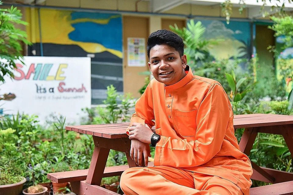 WAJAH GEMBIRA: Menjelang Hari Raya, Muhammad Erwan tidak dapat membendung perasaan gembira dapat pulang ke pangkuan keluarga setelah berada di bawah jagaan rumah kebajikan. - Foto BH oleh SONG TAO