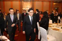 Timbalan Perdana Menteri, Encik Heng Swee Keat (depan), yang diiringi Ketua Perkhidmatan Awam, Encik Leo Yip,  percaya tiada menteri yang dapat merangka dasar jangka panjang yang berkesan jika hanya tertumpu pada politik dan menyerahkan reka bentuk dasar kepada perkhidmatan awam. Mereka menghadiri majlis makan malam Perkhidmatan Pentadbiran pada 15 April di Pusat Konvensyen dan Ekspo Marina Bay Sands.