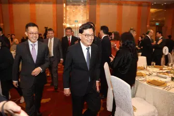 Timbalan Perdana Menteri, Encik Heng Swee Keat (depan), yang diiringi Ketua Perkhidmatan Awam, Encik Leo Yip,  percaya tiada menteri yang dapat merangka dasar jangka panjang yang berkesan jika hanya tertumpu pada politik dan menyerahkan reka bentuk dasar kepada perkhidmatan awam. Mereka menghadiri majlis makan malam Perkhidmatan Pentadbiran pada 15 April di Pusat Konvensyen dan Ekspo Marina Bay Sands.