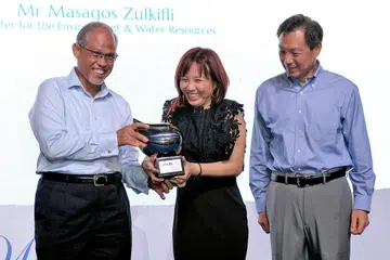 DAPAT PENGHARGAAN: Pengetua Sekolah Rendah Qifa, Cik May Tan, terima Anugerah Watermark dari Encik Masagos Zulkifli dengan diperhatikan Encik Ng. - Foto BH oleh KHALID BABA