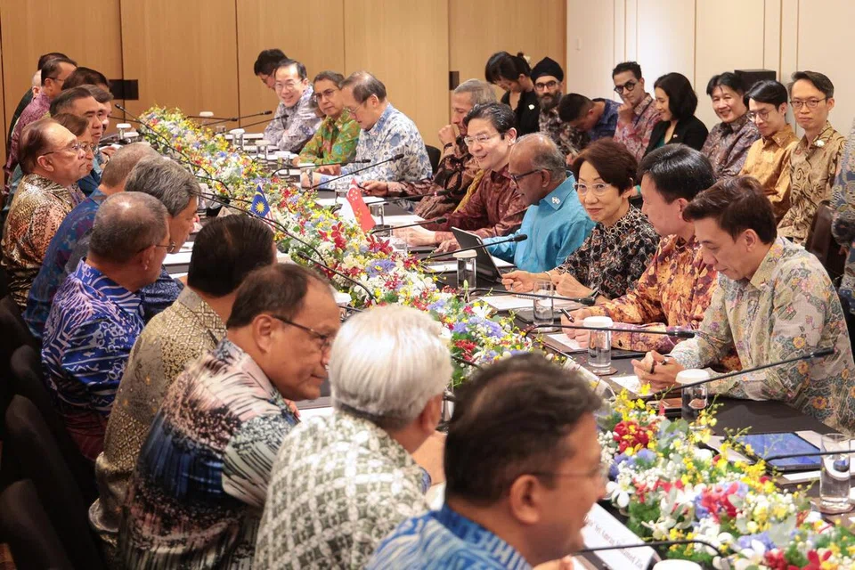 Delegasi Singapura, termasuk (tiga dari kiri) Pemangku Menteri Bertanggungjawab bagi Ehwal Masyarakat Islam merangkap Menteri Negara Kanan (Ehwal Dalam Negeri), Profesor Madya Dr Muhammad Faishal Ibrahim;  Menteri Tenaga Manusia merangkap Menteri Bertanggungjawab bagi Tenaga, Sains dan Teknologi, Dr Tan See Leng;  Menteri Ehwal Luar, Dr Vivian Balakrishnan; Perdana Menteri, Encik Lawrence Wong; Menteri Penyelaras bagi Keselamatan Negara merangkap Menteri Ehwal Dalam Negeri, Encik K. Shanmugam;  Menteri Kemampanan dan Sekitaran merangkap Menteri Bertanggungjawab bagi Hubungan Perdagangan, Cik Grace Fu; Menteri Pembangunan Negara, Encik Chee Hong Tat; dan Pemangku Menteri Pengangkutan merangkap Menteri Negara Kanan (Kewangan), Encik Jeffrey Siow, bertemu dengan delegasi Malaysia semasa Rahat Pemimpin Singapura-Malaysia ke-12 pada 4 Disember.