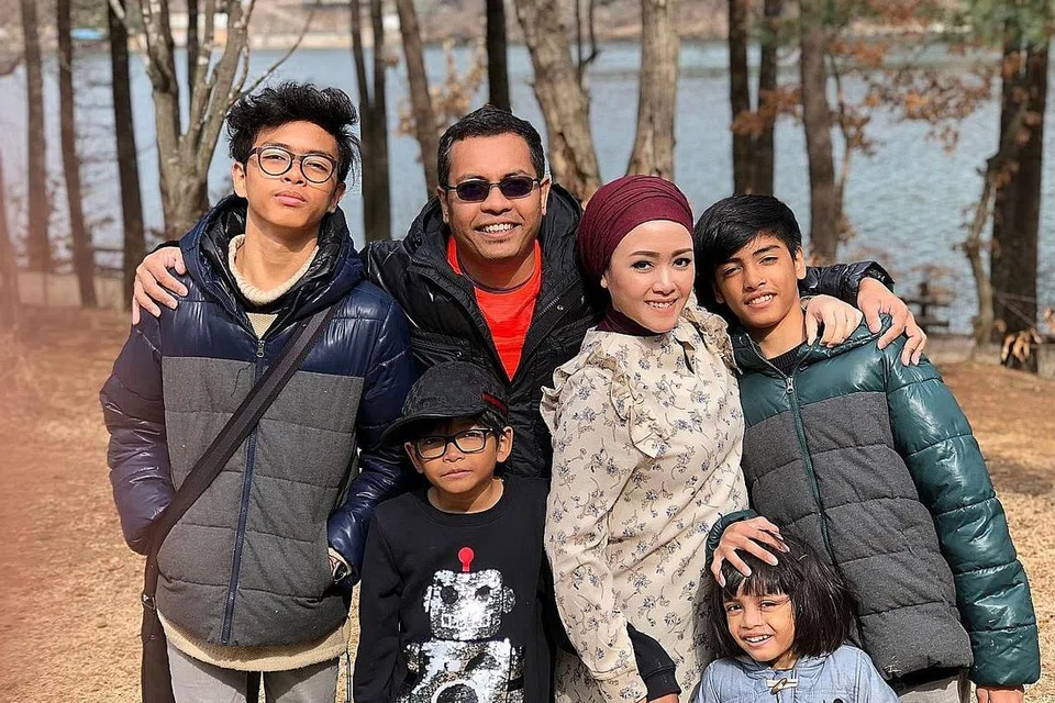 KELUARGA UTUH: Cik Nur Diana Mohd Ismail (empat dari kiri) dan suaminya, Encik Mohamed Hairul Sabari (berkaca mata hitam) bersama empat anak lelaki mereka. (Dari kiri) Mohamed Samuel Marthin, Mohamed Qawiyul Marthin, Mohamed Zechariah Marthin dan Mohamed Hizqeel Marthin. - Foto ihsan NUR DIANA MOHD ISMAIL