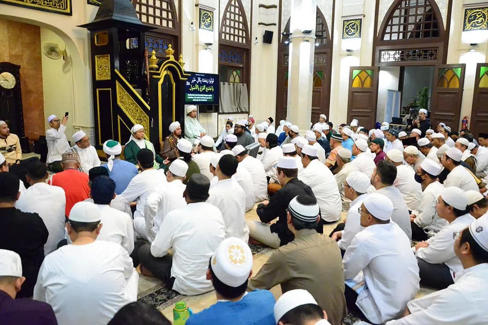 KELEBIHAN MAJLIS MAULUD: Selain dapat memupuk rasa cinta dan sayang kepada Rasulullah saw; kita dapat meneladani kehidupan Baginda saw dalam hal-hal peradaban terhadap keluarga Baginda dan masyarakat, seperti budi pekerti Baginda ketika menegur, menasihati serta memberi tunjuk ajar kepada mereka. - Foto OSMAN HASHIM