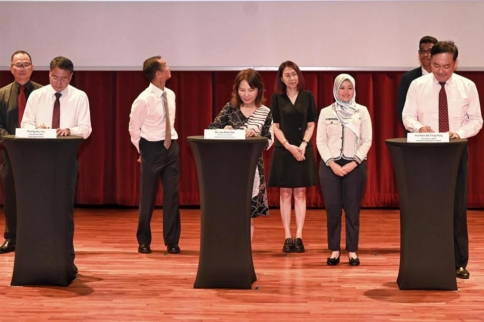 TANDATANGANI PERJANJIAN: Dua Memorandum Persefahaman (MOU) ditandatangani antara Institut Pendidikan Teknikal (ITE) dan Exercise is Medicine Singapore (EIMS), serta antara ITE dan Hospital Wanita dan Kanak-Kanak KK (KKH), pada Rabu di Kolej ITE Barat yang dihadiri Setiausaha Parlimen Kanan (Kesihatan merangkap Undang-Undang), Cik Rahayu Mahzam. 