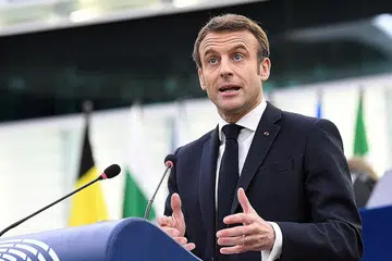 USAHA DIPLOMATIK: Encik Emmanuel Macron terbang ke Moscow semalam dalam satu langkah diplomatik berisiko, demi dapatkan komitmen Presiden Russia, Encik Vladimir Putin, untuk kurangkan ketegangan dengan Ukraine. - Foto REUTERS