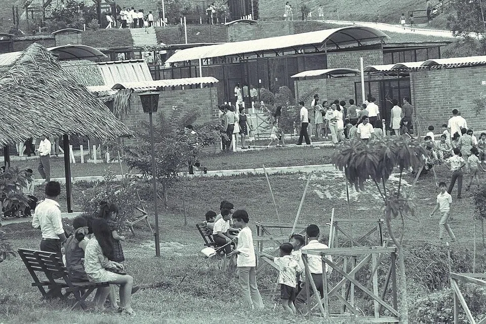 TARIKAN: Orang ramai kelihatan berkunjung ke Taman Burung Jurong sempena cuti umum Tahun Baru Cina pada 27 Jan 1971. 