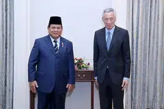 PERKUKUH HUBUNGAN: Beberapa pemimpin yang berada di Singapura bagi acara Dialog Shangri-La termasuk Menteri Pertahanan Indonesia, Encik Prabowo Subianto (kiri) Menteri Kanan Pertahanan Malaysia, Datuk Seri Hishammuddin Tun Hussein; dan Timbalan Perdana Menteri Qatar Dr Khalid Al-Attiya; yang turut menemui Perdana Menteri Encik Lee Hsien Loong dalam beberapa hari lalu. - Foto-Foto MCI