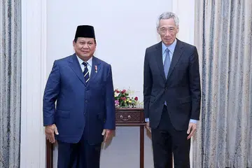 PERKUKUH HUBUNGAN: Beberapa pemimpin yang berada di Singapura bagi acara Dialog Shangri-La termasuk Menteri Pertahanan Indonesia, Encik Prabowo Subianto (kiri) Menteri Kanan Pertahanan Malaysia, Datuk Seri Hishammuddin Tun Hussein; dan Timbalan Perdana Menteri Qatar Dr Khalid Al-Attiya; yang turut menemui Perdana Menteri Encik Lee Hsien Loong dalam beberapa hari lalu. - Foto-Foto MCI