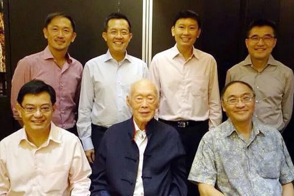 HARI LAHIR TERAKHIR: Encik Lee menyambut hari lahir ke-91 tahun lalu bersama beberapa bekas kakitangannya. Mereka termasuk Encik Heng Swee Keat (duduk, kiri); ketua pegawai eksekutif SPH Encik Alan Chan; serta (berdiri dari kiri), Encik Anthony Tan, Encik Leo Yip, Encik Chee Hong Tat dan Encik Andrew Tan. - Foto FACEBOOK CHEE HONG TAT