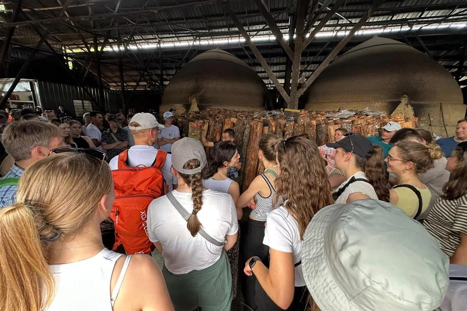 pembuatan arang kayu bakau, Kuala Sepetang, Perak 