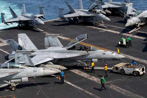 Gambar edaran Tentera Laut Amerika Syarikat yang dikeluarkan pada 18 Mac 2026 oleh Bahagian Hal Ehwal Awam Komando Pusat AS menunjukkan anggota tentera menggerakkan pesawat F/A-18F Super Hornet daripada Skuadron Pejuang Serangan (VFA) 41 di dek penerbangan kapal induk kelas Nimitz, USS Abraham Lincoln (CVN 72), bagi menyokong Operasi Epic Fury pada 17 Mac 2026.
Presiden Amerika Syarikat, Donald Trump, mengancam untuk memusnahkan medan gas utama South Pars milik Iran jika berlaku serangan lanjut terhadap loji gas utama di Qatar. Trump turut mengesahkan di platform Truth Social bahawa Israel telah menyerang medan South Pars, namun menegaskan bahawa Amerika Syarikat “tidak mengetahui” mengenai serangan tersebut, yang kemudiannya mendorong Iran melancarkan serangan ke atas kemudahan Ras Laffan di Qatar.