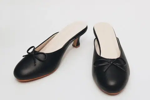 Kasut ‘Ballet Kitten Mules’ ($179) daripada Commune Wear diperbuat daripada kulit lembut yang mudah mengikut bentuk kaki. Rekaan klasik ini sesuai digayakan untuk acara santai mahupun majlis rasmi.