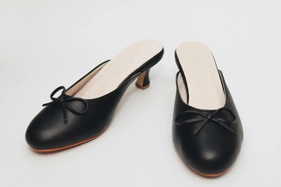 Kasut ‘Ballet Kitten Mules’ ($179) daripada Commune Wear diperbuat daripada kulit lembut yang mudah mengikut bentuk kaki. Rekaan klasik ini sesuai digayakan untuk acara santai mahupun majlis rasmi.