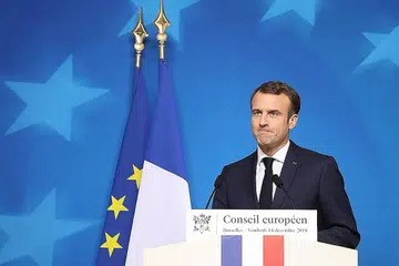 CUBA MENANGI HATI RAKYAT: Encik Macron telah umumkan beberapa langkah untuk meringankan beban hidup warga Perancis, namun masih ramai yang tidak berpuas hati terhadapnya. - Foto AFP