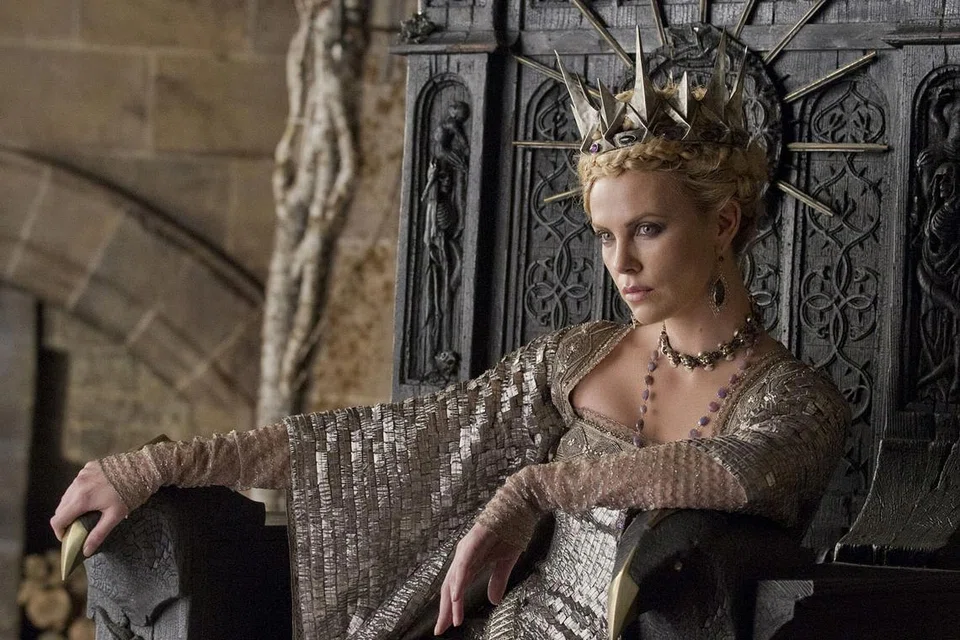 RUANG BEREKSPERIMEN: Charlize Theron senangi budaya kerja pengarah The Huntsman: Winter's War, Cedric Nicolas-Troyan, yang memberinya peluang menyalur idea 'gila-gila' bagi menghidupkan watak permaisuri kejam yang tiada belas ihsan kepada sesiapa yang mengganggu kehidupannya. - Foto UNITED INTERNATIONAL PICTURES