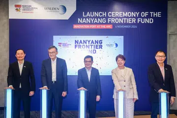 (Dari kiri) Naib Presiden (Inovasi dan Keusahawanan) Universiti Teknologi Nanyang (NTU), Profesor Louis Phee; Pengerusi Walden International, Encik Tan Lip Bu; Timbalan Perdana Menteri, Encik Heng Swee Keat; Pengerusi Lembaga Pengarah NTU, Cik Goh Swee Chen; dan Presiden NTU, Encik Ho Teck Hua, semasa pelancaran Nanyang Frontier Fund pada 4 November.
