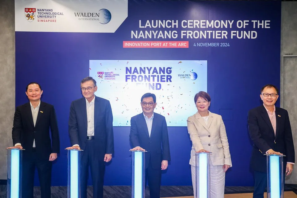 (Dari kiri) Naib Presiden (Inovasi dan Keusahawanan) Universiti Teknologi Nanyang (NTU), Profesor Louis Phee; Pengerusi Walden International, Encik Tan Lip Bu; Timbalan Perdana Menteri, Encik Heng Swee Keat; Pengerusi Lembaga Pengarah NTU, Cik Goh Swee Chen; dan Presiden NTU, Encik Ho Teck Hua, semasa pelancaran Nanyang Frontier Fund pada 4 November.