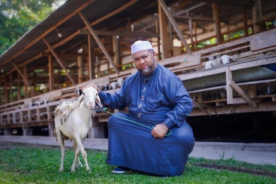Pengarah IbadahSg, Ustaz Mohamed Firdaus Masruhen, meninjau salah sebuah kandang kambing di Indonesia sebagai sebahagian persiapan ibadah korban. Gambar dirakam pada 2025.