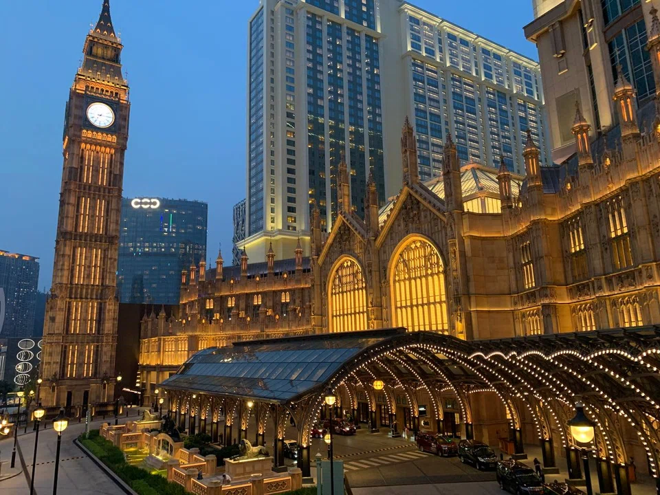 THE LONDONER: Nikmati pemandangan dan seni bina ala London di Macau. Terdapat juga mercu tanda Big Ben.