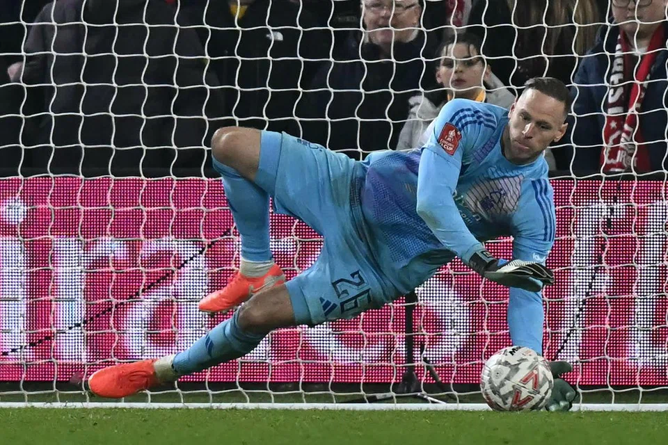 Matz Sels menyelamatkan tendangan penalti  Ipswich Town, Jack Taylor.