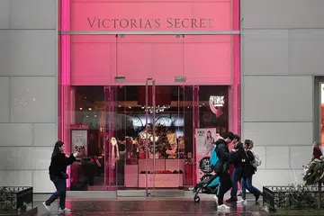 CUBA BAIKI IMEJ: Orang ramai berjalan di depan kedai Victoria's Secret di Magnificent Mile, Chicago, pada 21 November lalu. Syarikat itu sedang cuba memulihkan imejnya selepas dilanda tuduhan salah laku seksual dan penjualan yang menurun. - Foto AFP