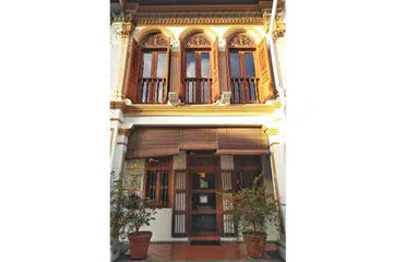 HARTANAH MILIK SENDIRI: Dalam masa yang mencabar ini, Halijah Travels sekurang-kurangnya tidak perlu bimbang tentang kos sewa kerana memiliki kedai sendiri di Kandahar Street. - Foto HALIJAH TRAVEL