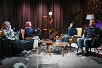 Pasangan suami isteri, Cik Sharifah Osman (dua dari kanan) dan Encik Supian Abdul Ghani, berkongsi pengalaman mereka menanam azam untuk mengurangkan berat badan demi kesihatan dan keluarga bersama penyampai podcast NoTapis, Cik Natasha Mustafa (dua dari kiri) dan wartawan video, Cik Ameerah Sallehudin.