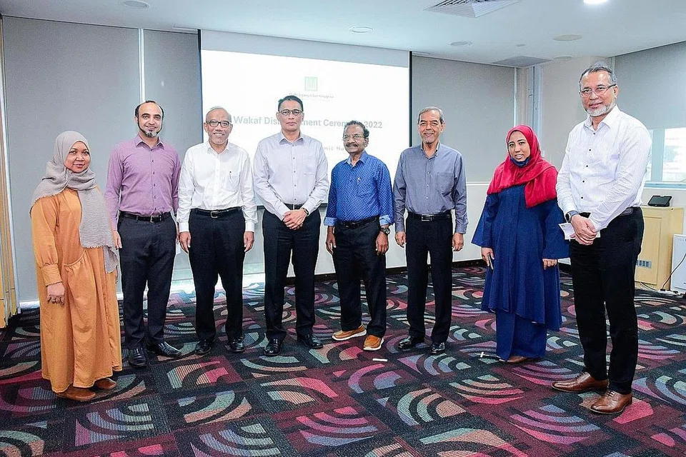 PERUNTUKAN LEBIH BAGI PERTUBUHAN:(Dari kiri) Kakitangan Kelab Heal Cik Yohanna Abdullah; Pengarah Eksekutif Persatuan Derma Amanah Muslimin (MTFA) Dr Abdul Qader Al-Aidaroos; Timbalan Ketua Eksekutif Muis, Dr Albakri Ahmad; Ketua Eksekutif Muis, Encik Kadir Maideen; Presiden Aflaaq Stars Educational & Cultural Society, Encik Shaik Alaudeen; Pengerusi Jawatankuasa Pengagihan Wakaf, Haji Abdul Razak Maricar; Anggota Jawatankuasa Pengagihan Wakaf, Cik Nora Rustam; dan Ketua Pegawai Operasi Jamiyah Singapura, Encik Jaafar Mydin. - Foto MUIS