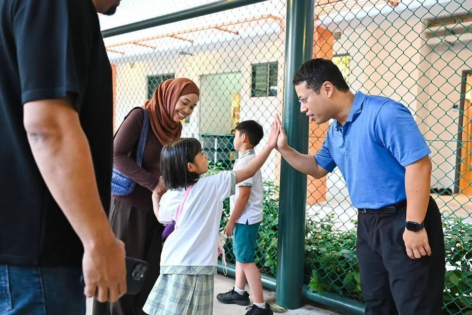 Desmond Lee, MOE, Darjah 1