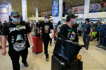 BERJAYA DISELAMATKAN: Tiga daripada lima warga Malaysia yang menjadi mangsa sindiket penipuan kerja dan pemerdagangan manusia di Laos sejurus tiba di Lapangan Terbang Antarabangsa Kuala Lumpur (KLIA) pada awal Oktober. 