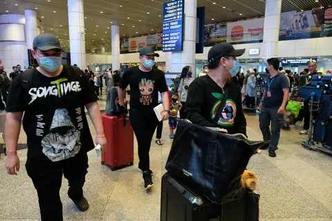 BERJAYA DISELAMATKAN: Tiga daripada lima warga Malaysia yang menjadi mangsa sindiket penipuan kerja dan pemerdagangan manusia di Laos sejurus tiba di Lapangan Terbang Antarabangsa Kuala Lumpur (KLIA) pada awal Oktober. 