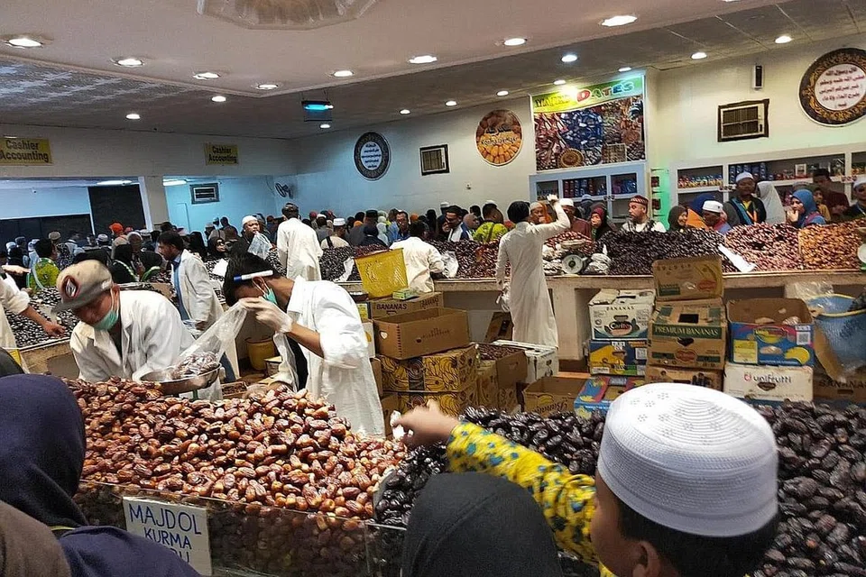 KURMA KURMA KURMA: Terdapat pelbagai jenis kurma dijual di Kebun Kurma Majed. - Foto HAFIZA TALIB