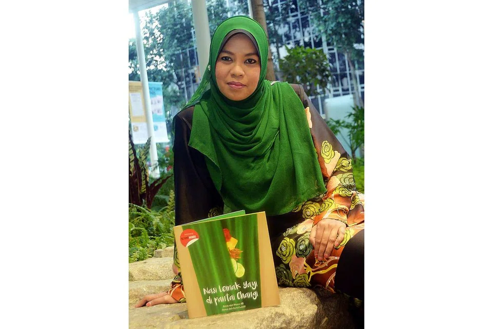 KISAH DARIPADA PENGALAMAN: Cik Mardhiana, antara sembilan penulis bahan bacaan kanak-kanak Melayu, yang bukunya dipamerkan di AFCC 2016. - Foto KHALID BABA
