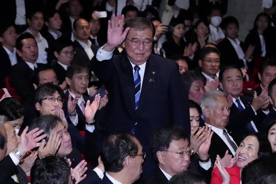 Bekas Menteri Pertahanan Jepun, Encik Shigeru Ishiba melambai ketika beliau dipilih sebagai ketua parti pemerintah yang baharu dalam undian kepimpinan Parti Liberal Demokratik (LDP) di Tokyo, Jepun pada 27 September 2024 dan bakal menjadi Perdana Menteri Jepun seterusnya.