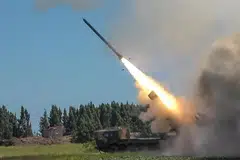 TUNJUK KEKUATAN: Tentera China melancarkan peluru berpandu balistik dan mengerahkan jet pejuang semasa mengadakan latihan di sekitar Taiwan bulan lalu. - Foto AFP