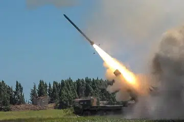 TUNJUK KEKUATAN: Tentera China melancarkan peluru berpandu balistik dan mengerahkan jet pejuang semasa mengadakan latihan di sekitar Taiwan bulan lalu. - Foto AFP